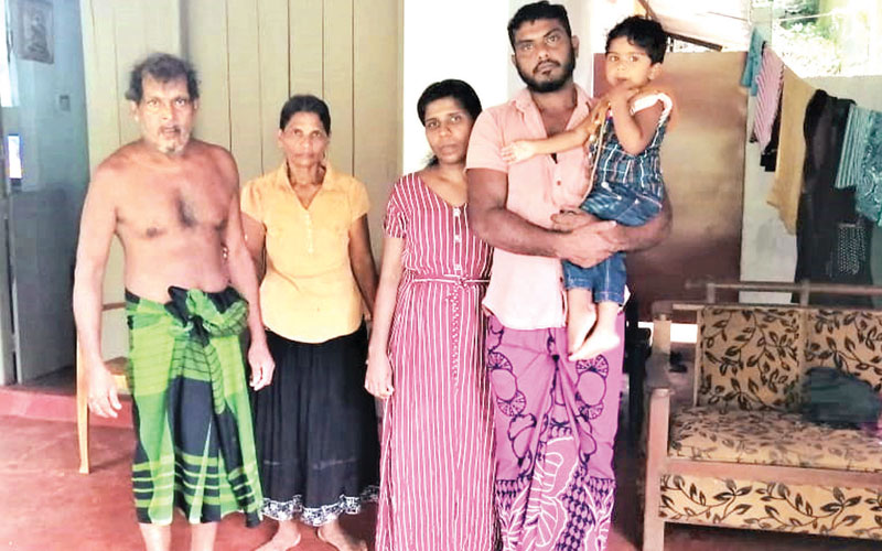 කළු නිසා දිවි බේරා­ගත් ශාන්ත කුමා­රගේ පවුලේ සාමා­ජි­ක­යන්