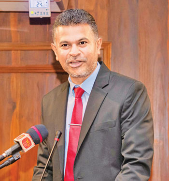 රජ­රට විශ්ව­වි­ද්‍යා­ලයේකළ­ම­නා­ක­රණ පීඨයේ
මහා­චාර්ය මනෝජ් සම­ර­තුංග