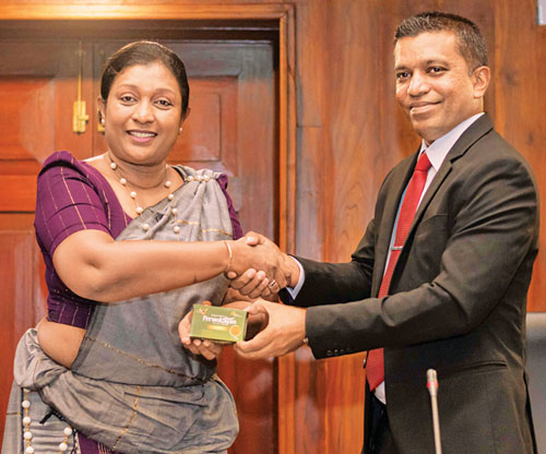 රජ­රට විශ්ව­වි­ද්‍යා­ලයේ උප­කු­ල­ප­තිනිමහා­චාර්ය සංජී­වනී ගිනි­ග­ද්දර විසින්
සබන් කැටය එළි දැක් වූ අව­ස්ථාව