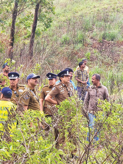 පොලිස් නිල­ධා­රීන් මඩො­ල්සිම පුංචි ලෝකා­න්තයේ විම­ර්ශන සිදු කර­මින්