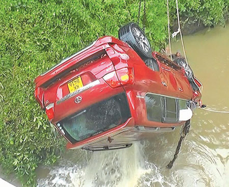 අන­තු­රට පත් වාහ­නය ගොඩ ගන්නා අව­ස්ථාව