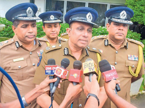 මෑත කාලයේ ප්‍රාදේ­ශිය පොලිස් ඒක­ක­ය­කින් අත්අ­ඩං­ගු­වට ගත් මත්ද්‍රව්‍ය තොගය ගැන මාධ්‍ය­යට කරුණු කී පොලිස් මාධ්‍ය ප්‍රකා­ශක ඇතුළු ජ්‍යෙෂ්ඨ පොලිස් නිල­ධා­රීන් කණ්ඩා­යම