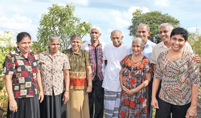 විතාන සිය බිරිඳ සහ දරු­වන් සමග කල­කට ඉහත ගනු ලැබූ ඡායා­රූ­ප­යක්