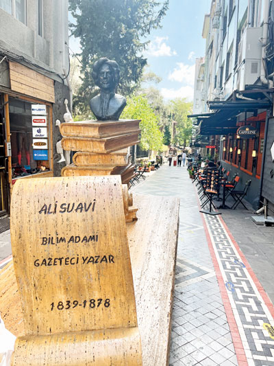 ඔටෝ­මාන් ලේඛක අල් සුවාවී ස්මාර­කය