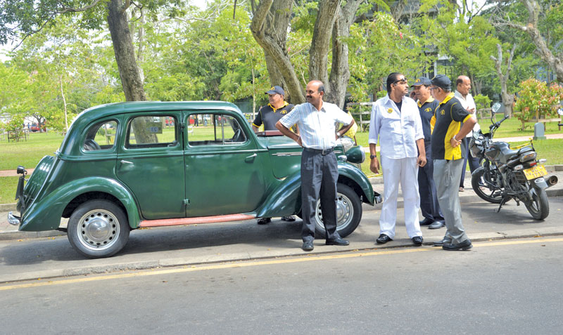 ‘වින්ටේජ් ඕල්ඩ් කාර්’ සමා­ජයේ සාමාජිකයින් සිය පැරැණි කාර් සමඟ