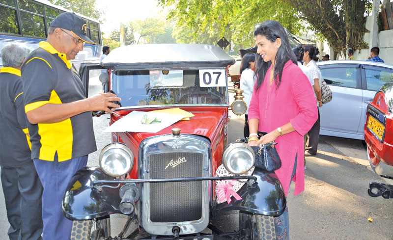 වින්ටේජ් ඕල්ඩ් කාර් සමාජයේ සාමාජිකාවක වන 
ඊබට් සිල්වාගේ දියණිය රාජණී මෙන්ඩිස් සහ 
මහේන්ද්‍ර සම­ර­සිංහ 
ක්ලැසික් කාර් රථයක් නරඹමින්